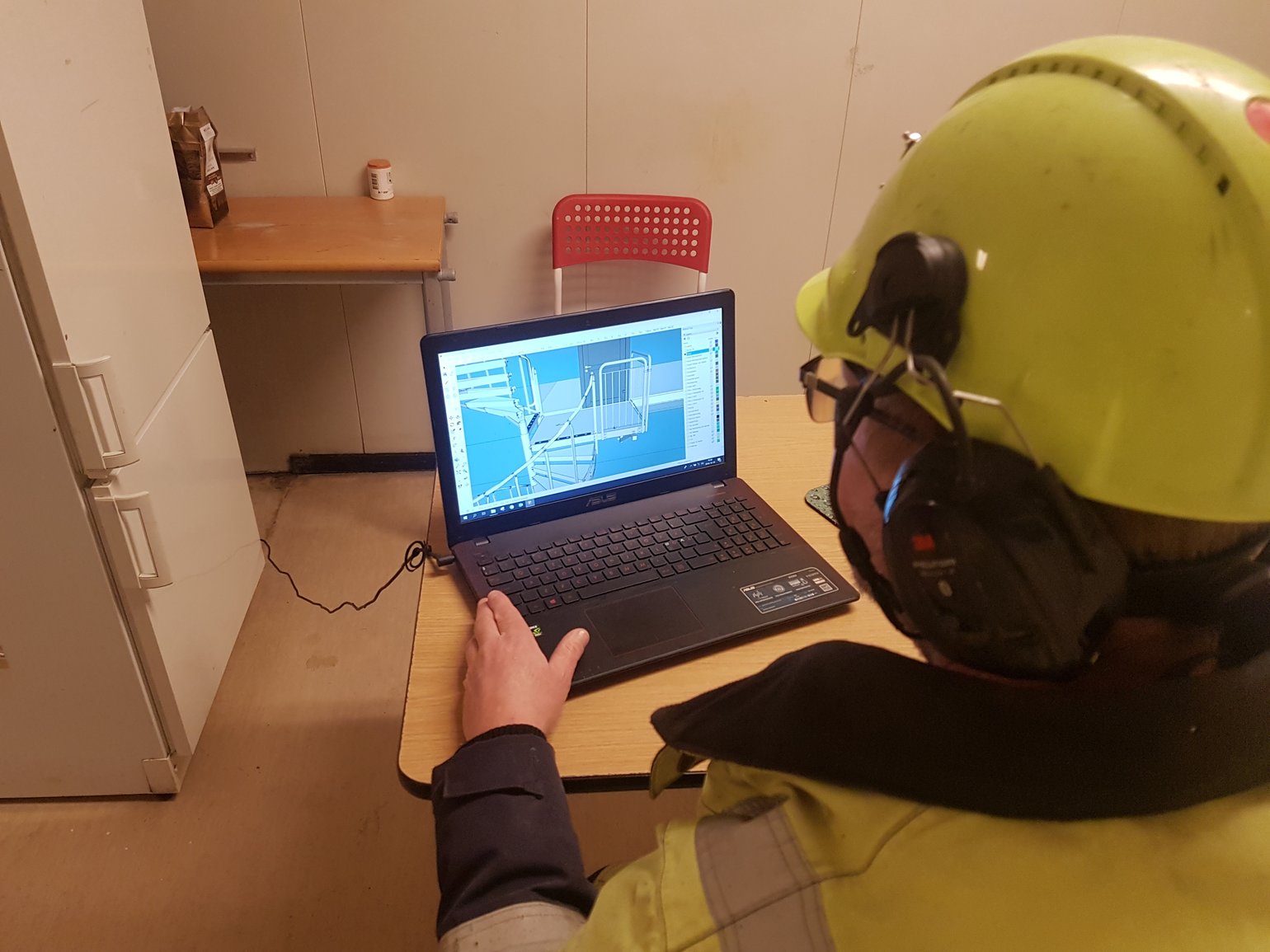 A construction team member navigates through a SketchUp model